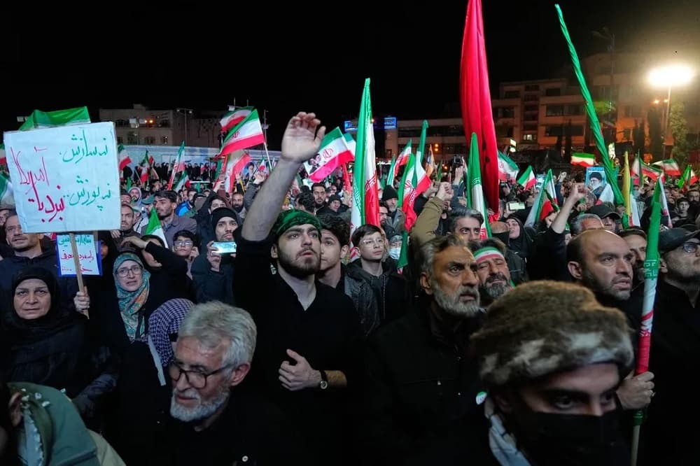 Ribuan Orang Turun ke Jalanan Teheran Rayakan Gencatan Senjata Iran-AS Ribuan Orang Turun ke Jalanan Teheran Rayakan Gencatan Senjata Iran-AS