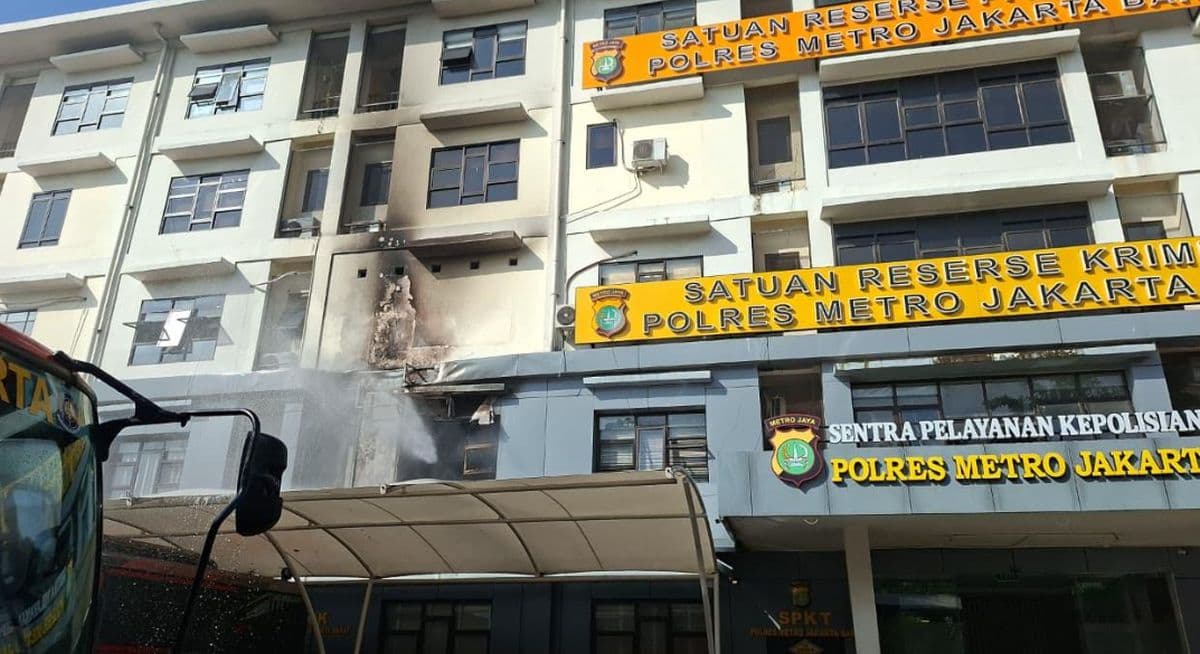 Kebakaran Polres Jakbar: Polisi Ungkap 1 Ruangan Terdampak, Tak Ada Dokumen Penting Kebakaran Polres Jakbar: Polisi Ungkap 1 Ruangan Terdampak, Tak Ada Dokumen Penting
