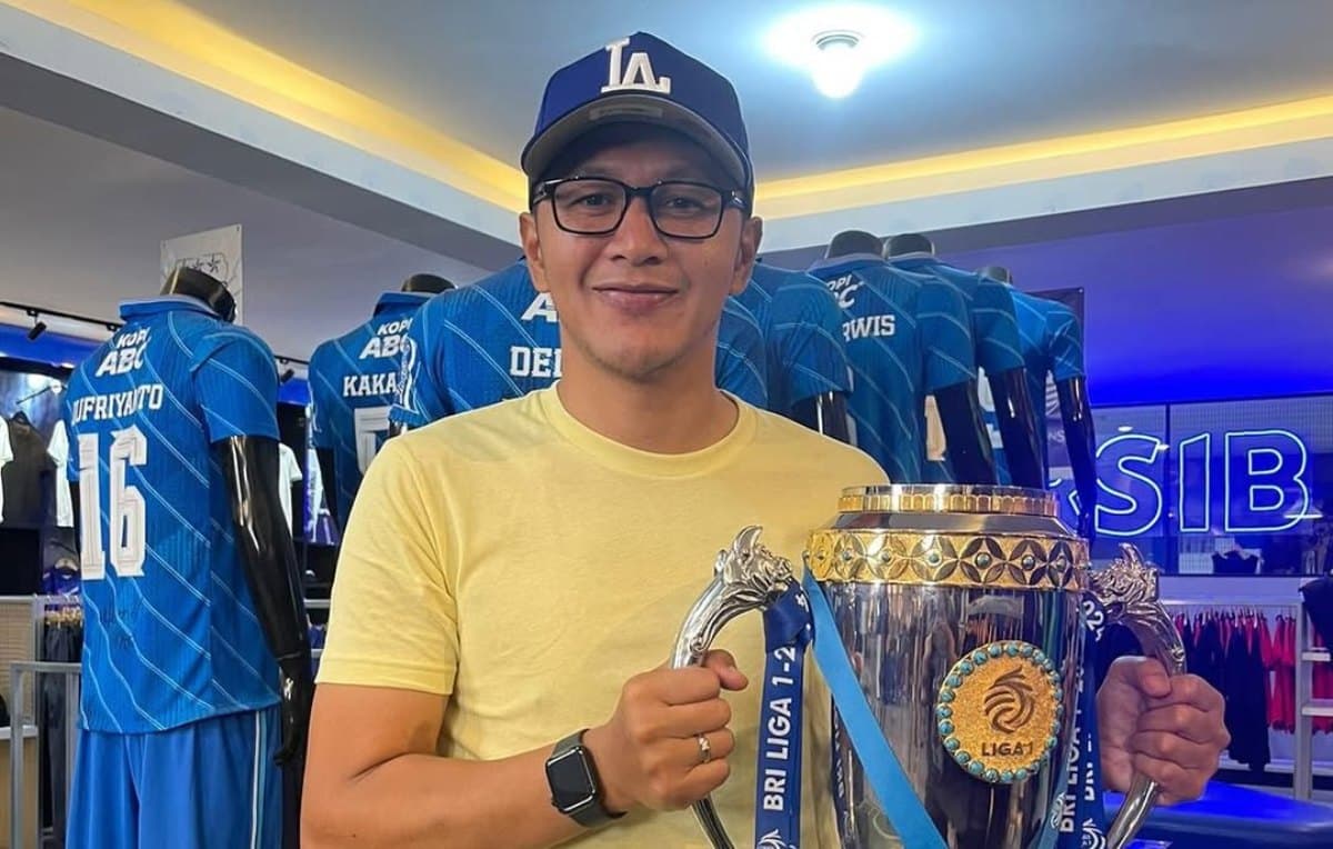 Kisah Zaenal Arief, Eks Striker Persib Bandung dan Timnas Indonesia yang Banting Setir Jadi PNS Kisah Zaenal Arief, Eks Striker Persib Bandung dan Timnas Indonesia yang Banting Setir Jadi PNS