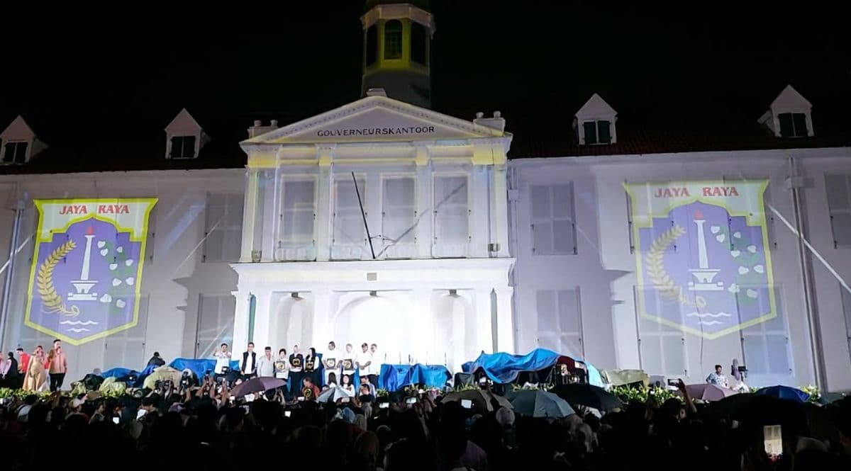 Hujan Tak Surutkan Antusias Warga Padati Halal Bihalal Jakarta di Kota Tua Hujan Tak Surutkan Antusias Warga Padati Halal Bihalal Jakarta di Kota Tua