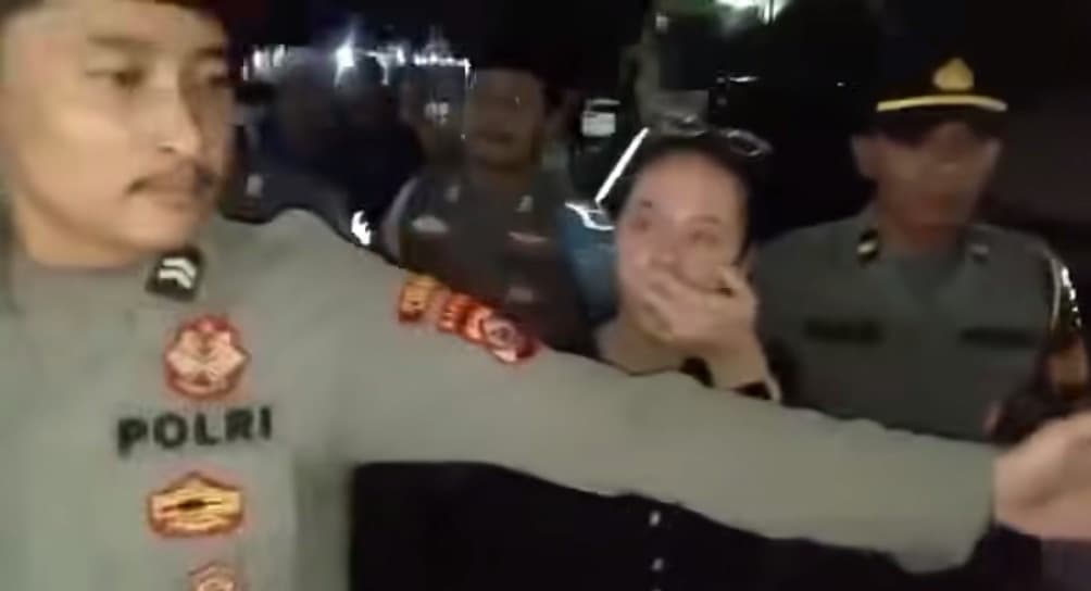 Viral Video Warga Injak Alquran di Lebak, 2 Orang Ditangkap Viral Video Warga Injak Alquran di Lebak, 2 Orang Ditangkap