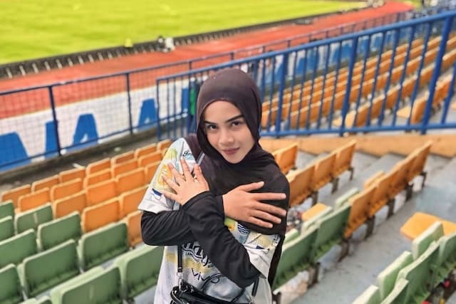 Bobotoh Cantik Rachma Nurhaliza Prediksi Persib Bandung Menang 2-1 atas Bali United di Super League 2025-2026! Bobotoh Cantik Rachma Nurhaliza Prediksi Persib Bandung Menang 2-1 atas Bali United di Super League 2025-2026!