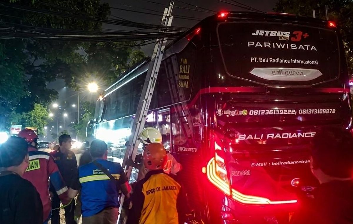 Imbas Kabel Optik Menumpuk, Tiang Listrik di Jakbar Ambruk Imbas Kabel Optik Menumpuk, Tiang Listrik di Jakbar Ambruk