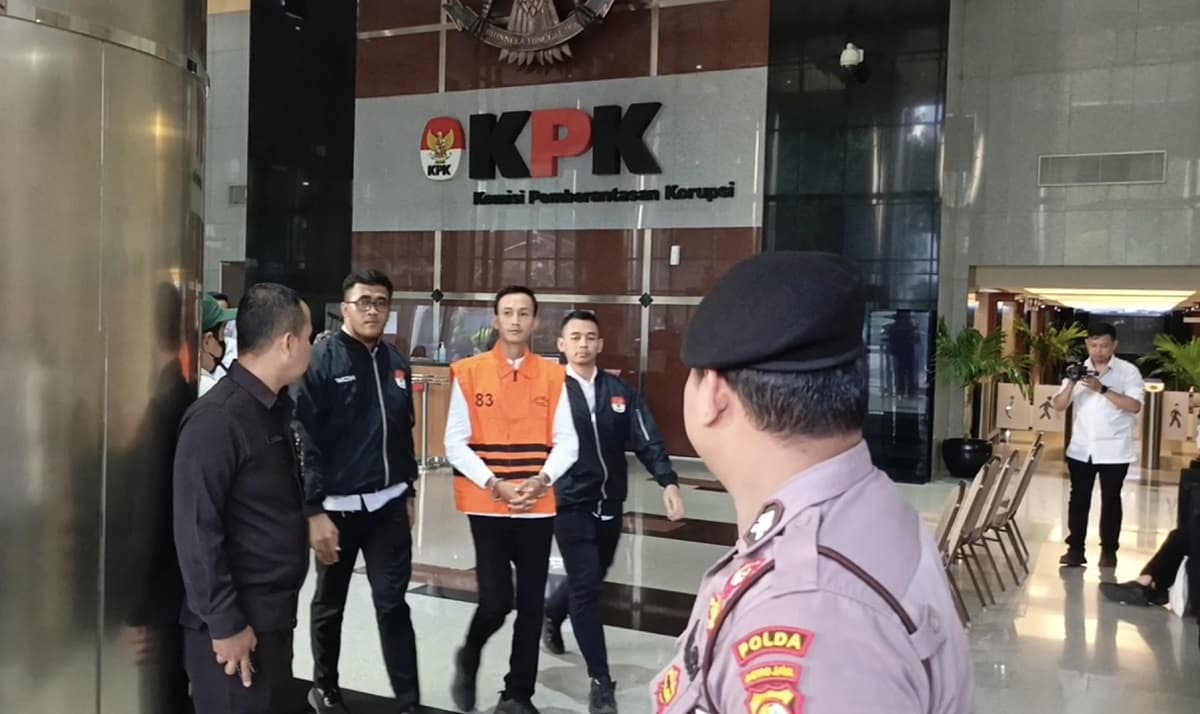 Ditahan KPK, Ajudan Gubernur Nonaktif Riau Ngaku Namanya Dicatut Ditahan KPK, Ajudan Gubernur Nonaktif Riau Ngaku Namanya Dicatut