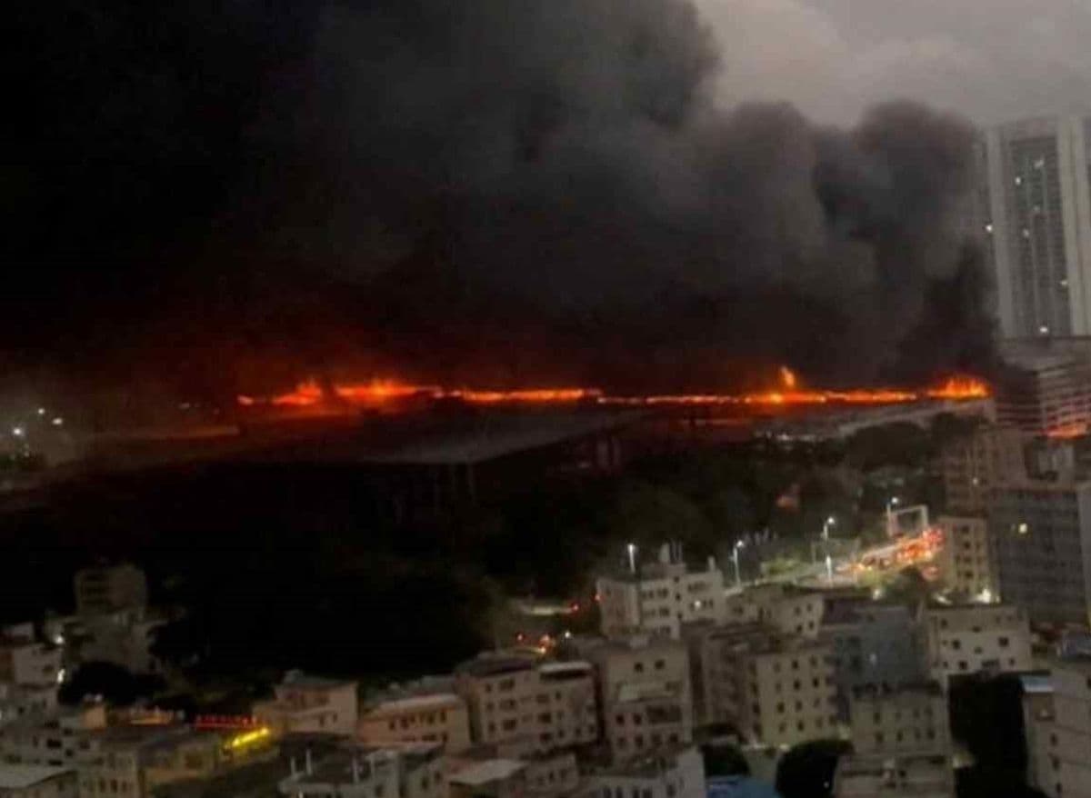 Garasi Mobil Uji BYD Terbakar Hebat, Dipastikan Tak Ada Korban Jiwa Garasi Mobil Uji BYD Terbakar Hebat, Dipastikan Tak Ada Korban Jiwa