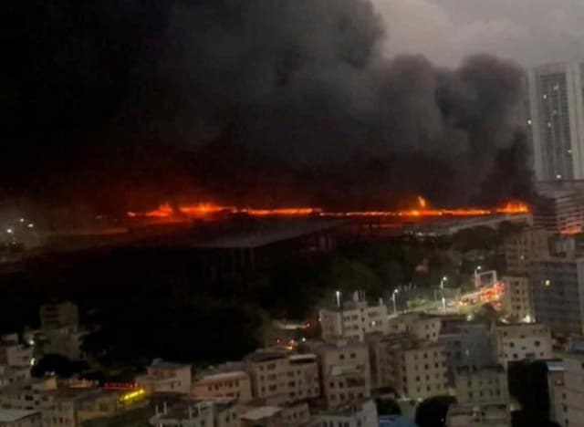 Garasi Mobil Uji BYD Terbakar Hebat, Dipastikan Tak Ada Korban Jiwa Garasi Mobil Uji BYD Terbakar Hebat, Dipastikan Tak Ada Korban Jiwa