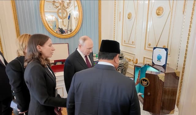 Bertukar Cendera Mata, Prabowo Hadiahi Putin Miniatur Candi Borobudur Bertukar Cendera Mata, Prabowo Hadiahi Putin Miniatur Candi Borobudur