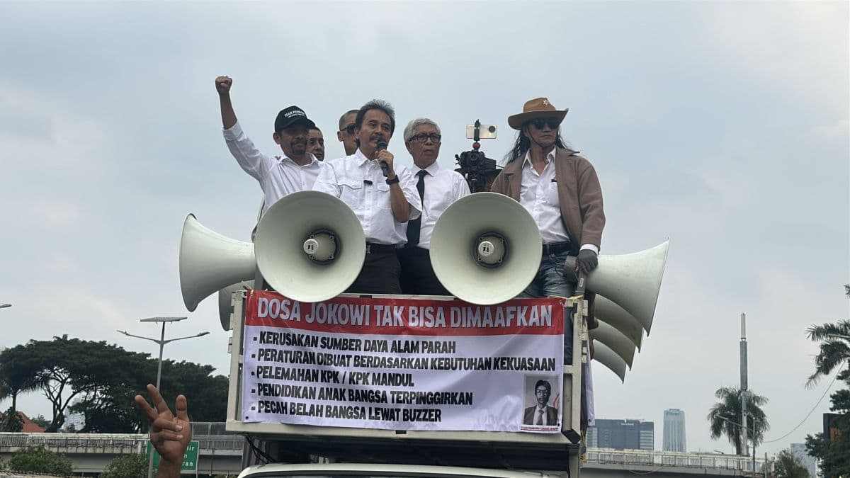 Roy Suryo Pimpin Aksi di DPR, Isu Ijazah Jokowi Kembali Disorot Roy Suryo Pimpin Aksi di DPR, Isu Ijazah Jokowi Kembali Disorot