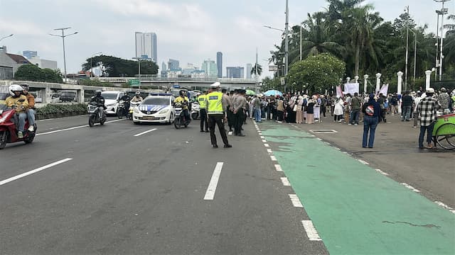 Roy Suryo Cs Demo di Depan Gedung DPR, Lalin Macet Roy Suryo Cs Demo di Depan Gedung DPR, Lalin Macet