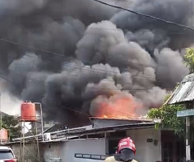 Breaking News! Asrama Polri di Ciledug Terbakar Breaking News! Asrama Polri di Ciledug Terbakar