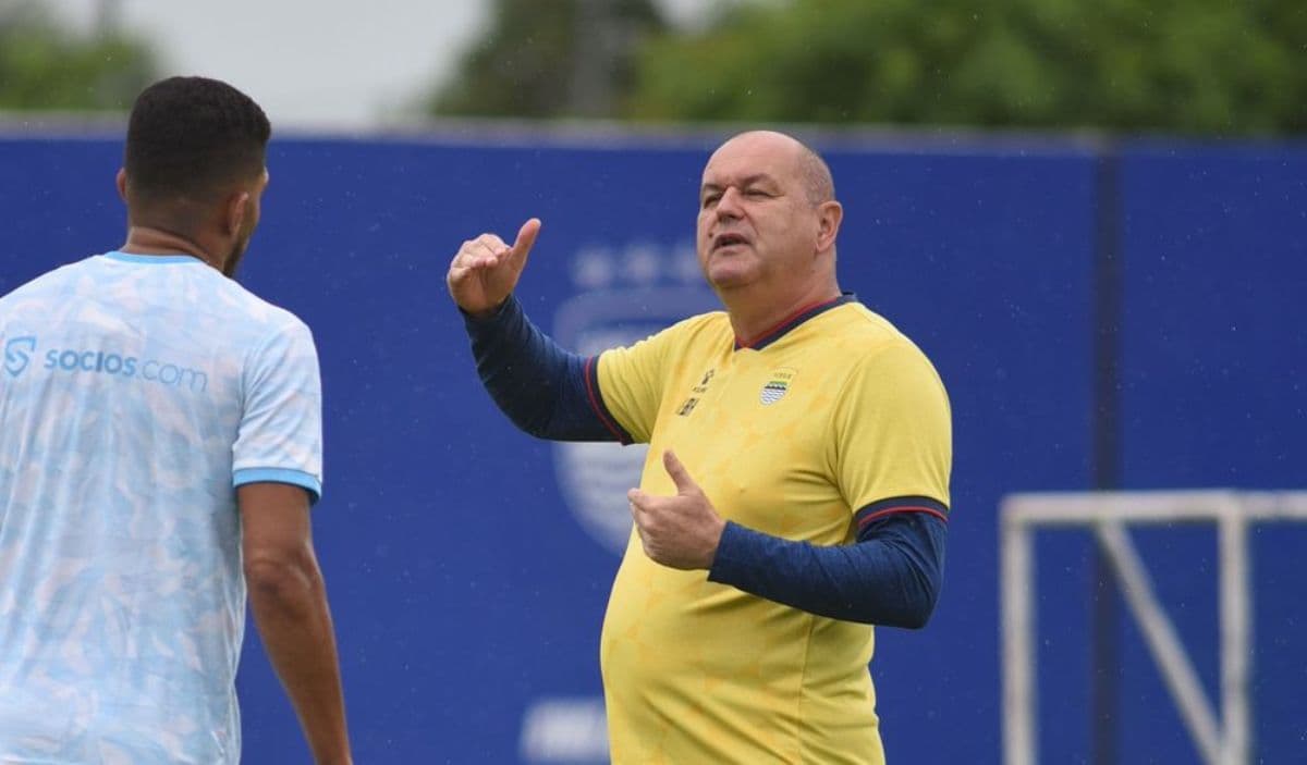 Perburuan Titel Memanas, Bojan Hodak Ingatkan Persib Bandung Waspada saat Dijamu Dewa United Perburuan Titel Memanas, Bojan Hodak Ingatkan Persib Bandung Waspada saat Dijamu Dewa United