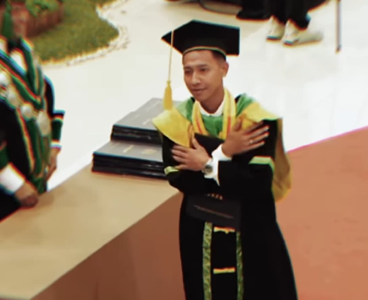 Selamat! Bintang Persib Bandung Beckham Putra Sandang Gelar Sarjana, Selebrasi Ice Cold saat Wisuda Selamat! Bintang Persib Bandung Beckham Putra Sandang Gelar Sarjana, Selebrasi Ice Cold saat Wisuda