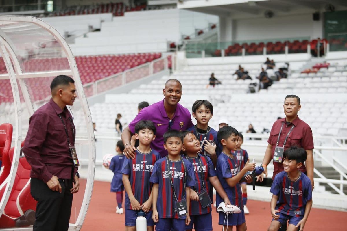 Patrick Kluivert Kebanjiran Permintaan Foto Bareng di SUGBK Jelang Barcelona Legends vs DRX World Legends Patrick Kluivert Kebanjiran Permintaan Foto Bareng di SUGBK Jelang Barcelona Legends vs DRX World Legends