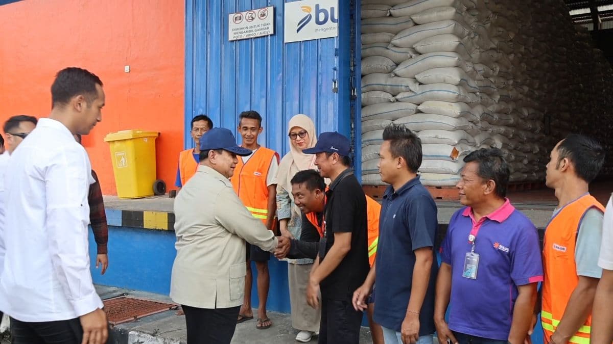 Prabowo Sapa dan Foto Bareng Pegawai saat Sidak Gudang Bulog Magelang Prabowo Sapa dan Foto Bareng Pegawai saat Sidak Gudang Bulog Magelang