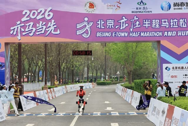 Robot Humanoid Berhasil Pecahkan Rekor Dunia Half Marathon di Beijing Robot Humanoid Berhasil Pecahkan Rekor Dunia Half Marathon di Beijing