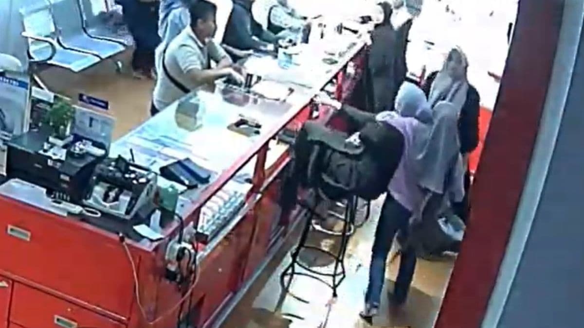 Viral Aksi Nekat Wanita Sandera Karyawan Toko HP Pakai Golok di Medan, Ini Kronologinya Viral Aksi Nekat Wanita Sandera Karyawan Toko HP Pakai Golok di Medan, Ini Kronologinya