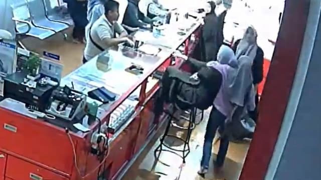 Viral Aksi Nekat Wanita Sandera Karyawan Toko HP Pakai Golok di Medan, Ini Kronologinya Viral Aksi Nekat Wanita Sandera Karyawan Toko HP Pakai Golok di Medan, Ini Kronologinya