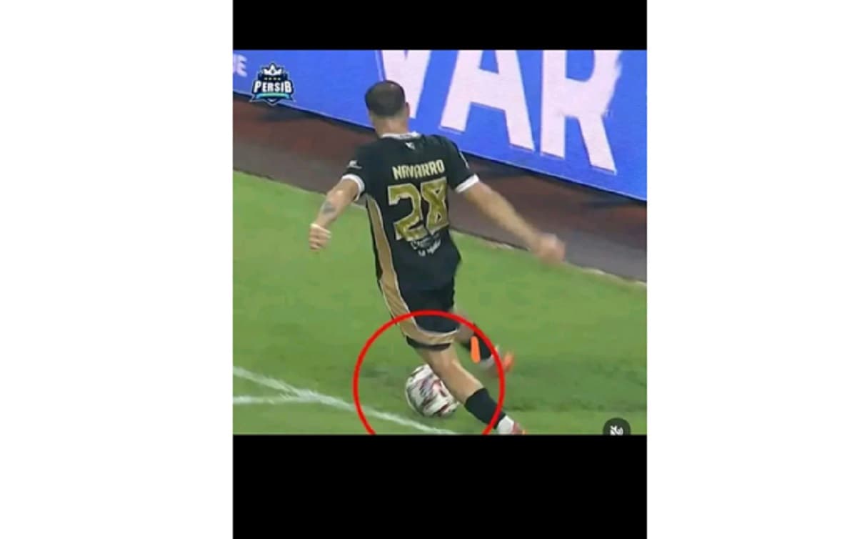 Gol Dewa United Dianggap Sudah Keluar Lapangan, Bobotoh: Hanya VAR yang Bisa Kalahkan Persib Bandung! Gol Dewa United Dianggap Sudah Keluar Lapangan, Bobotoh: Hanya VAR yang Bisa Kalahkan Persib Bandung!