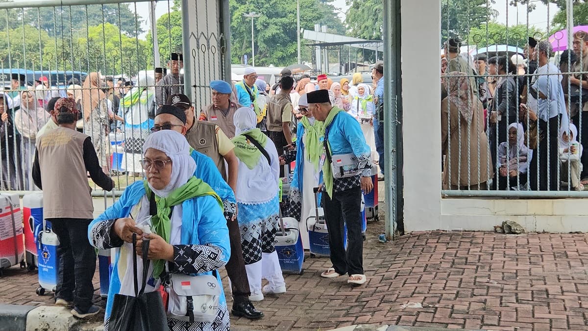 Persiapan Pemberangkatan, 441 Calon Haji Kloter ke-3 Tiba di Asrama Haji Pondok Gede Persiapan Pemberangkatan, 441 Calon Haji Kloter ke-3 Tiba di Asrama Haji Pondok Gede