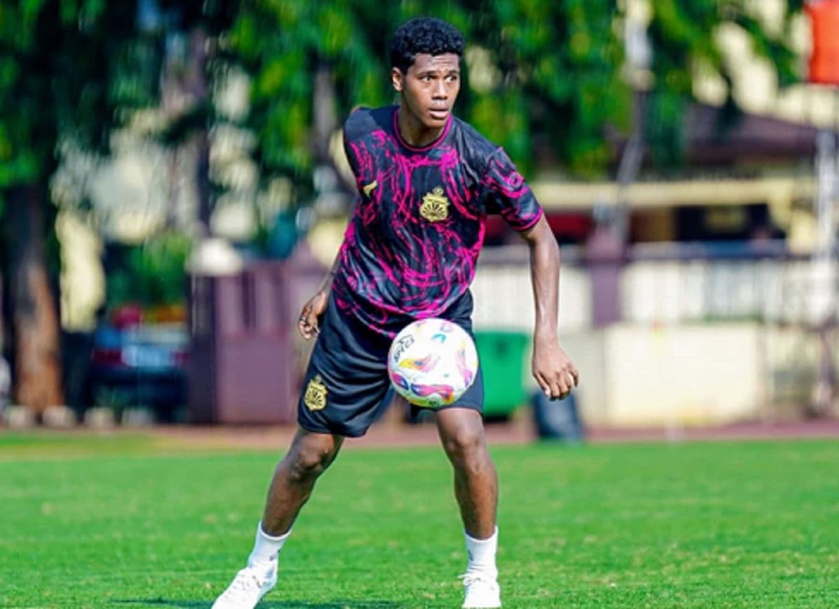 Fadly Alberto Lepaskan Tendangan Kungfu, Akmal Marhali: Gambaran Ekosistem Sepakbola Indonesia Fadly Alberto Lepaskan Tendangan Kungfu, Akmal Marhali: Gambaran Ekosistem Sepakbola Indonesia