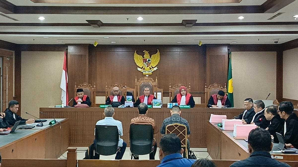 3 Terdakwa Kasus Minyak Mentah Dituntut 8 hingga 14 Tahun Penjara 3 Terdakwa Kasus Minyak Mentah Dituntut 8 hingga 14 Tahun Penjara