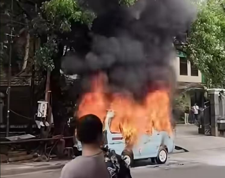 Tragis! Pria Dibakar Sopir Angkot Hidup-Hidup di Tanah Abang karena Hal Sepele Tragis! Pria Dibakar Sopir Angkot Hidup-Hidup di Tanah Abang karena Hal Sepele
