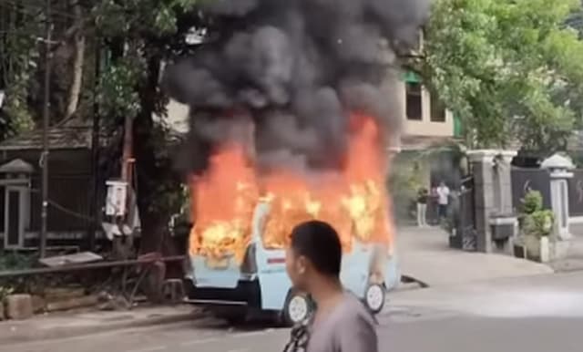 Detik-Detik Sopir Angkot Dibakar di Tanah Abang, Dipicu Teguran Soal Ngetem Detik-Detik Sopir Angkot Dibakar di Tanah Abang, Dipicu Teguran Soal Ngetem