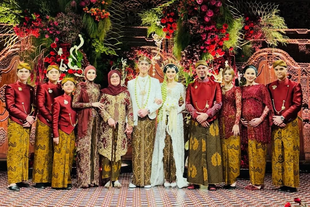 Keluarga Ahmad Dhani Tampil Serba Merah di Akad Nikah El Rumi dan Syifa Hadju Keluarga Ahmad Dhani Tampil Serba Merah di Akad Nikah El Rumi dan Syifa Hadju