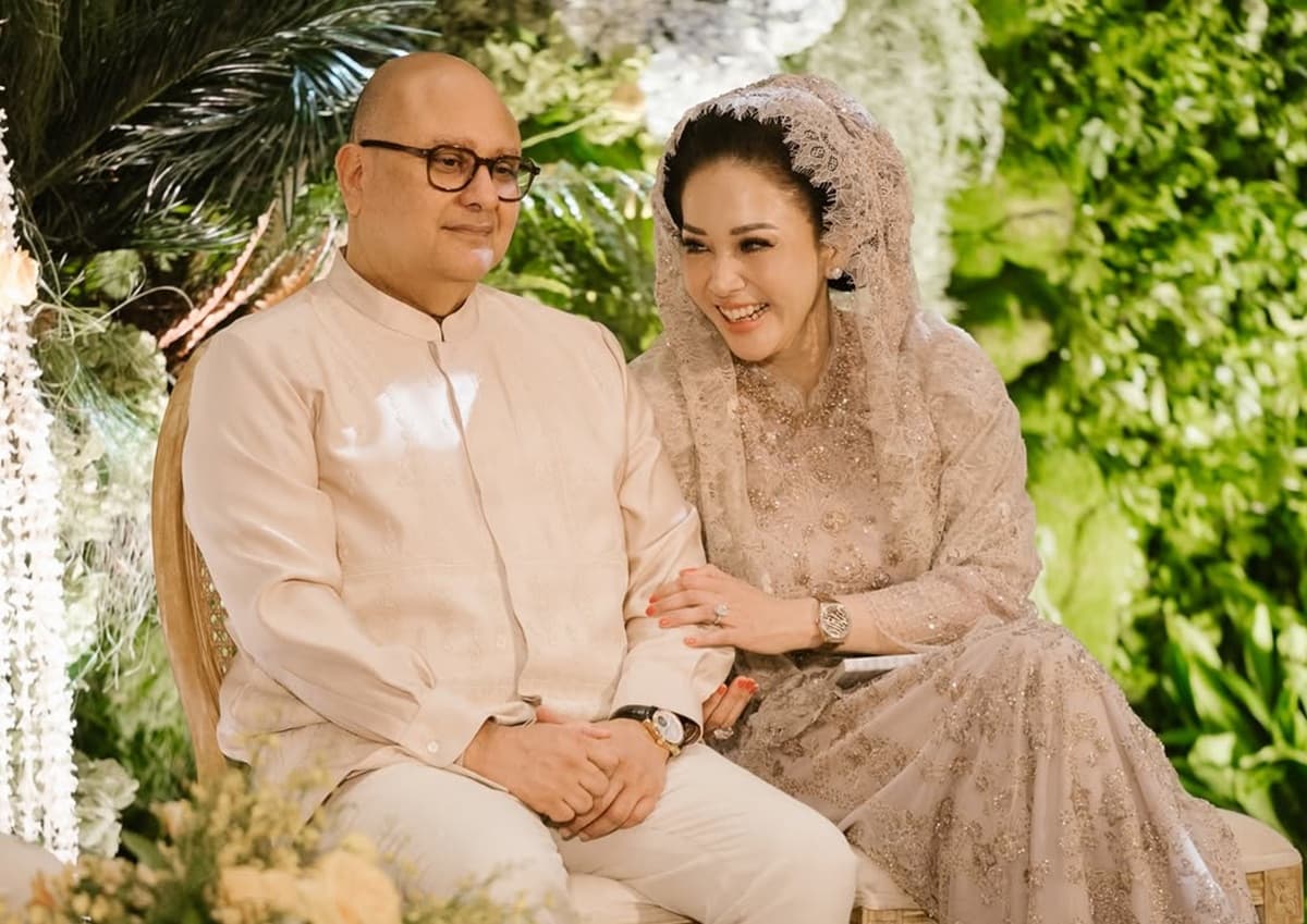 Ini Jam Tangan Mewah yang Dipakai Maia Estianty dan Irwan Mussry di Pernikahan El Rumi, Tembus Miliaran Rupiah Ini Jam Tangan Mewah yang Dipakai Maia Estianty dan Irwan Mussry di Pernikahan El Rumi, Tembus Miliaran Rupiah