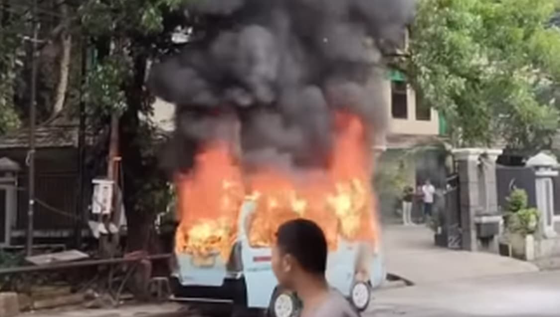 Pelaku Pembakaran Hidup-Hidup Sopir Bersama Angkotnya di Tanah Abang Diburu Polisi Pelaku Pembakaran Hidup-Hidup Sopir Bersama Angkotnya di Tanah Abang Diburu Polisi