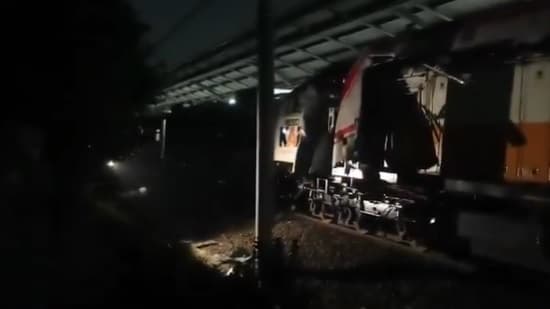 Penampakan KRL Ditabrak Kereta Argo Bromo Anggrek di Stasiun Bekasi Timur, Sejumlah Orang Terjepit Penampakan KRL Ditabrak Kereta Argo Bromo Anggrek di Stasiun Bekasi Timur, Sejumlah Orang Terjepit