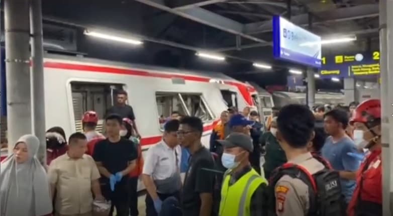 Kapolda Metro Tinjau Lokasi Kecelakaan KA Argo Bromo dengan KRL di Stasiun Bekasi Timur Kapolda Metro Tinjau Lokasi Kecelakaan KA Argo Bromo dengan KRL di Stasiun Bekasi Timur