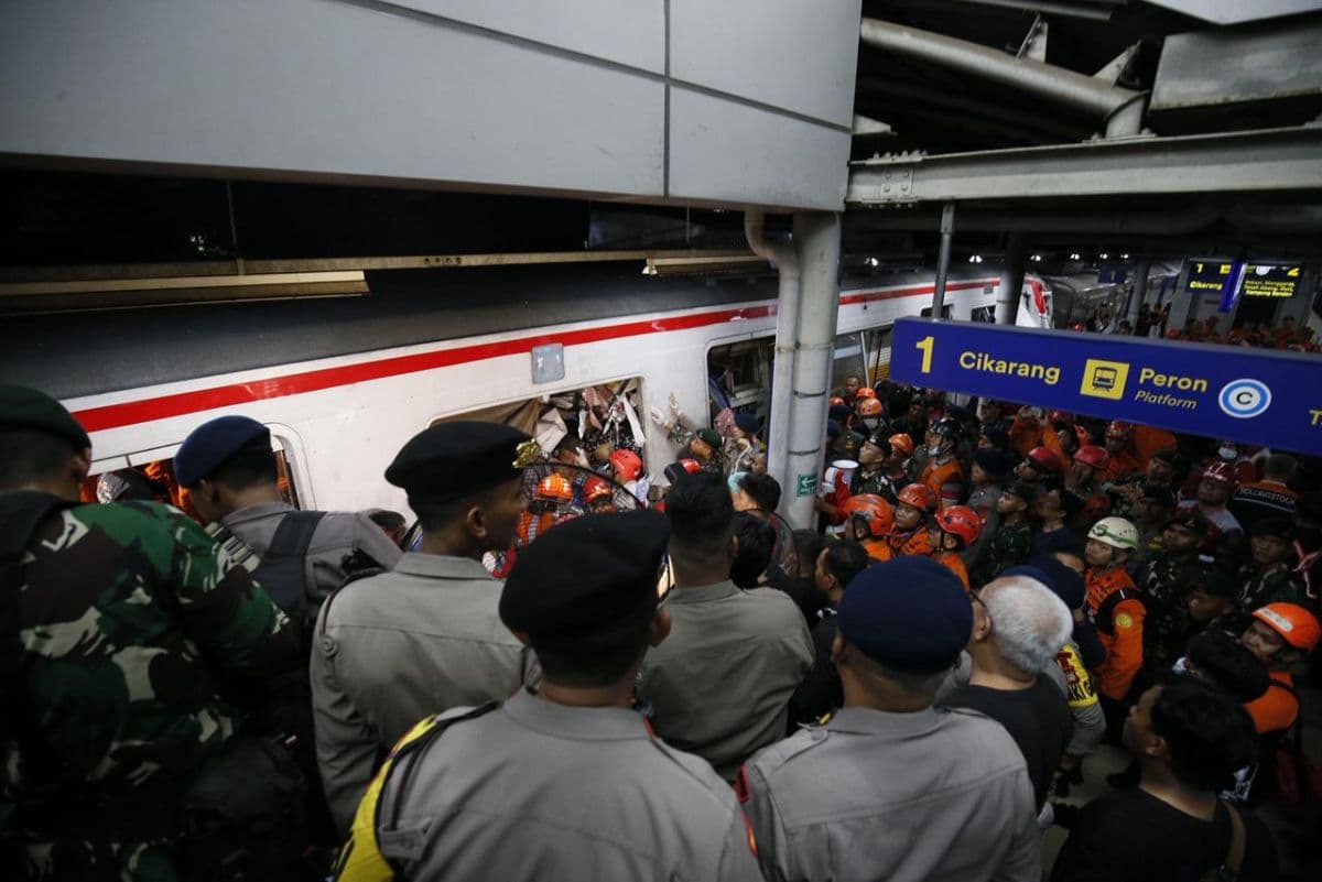 KAI Minta Maaf Usai KRL dan KA Bromo Anggrek Tabrakan Kereta di Stasiun Bekasi Timur KAI Minta Maaf Usai KRL dan KA Bromo Anggrek Tabrakan Kereta di Stasiun Bekasi Timur
