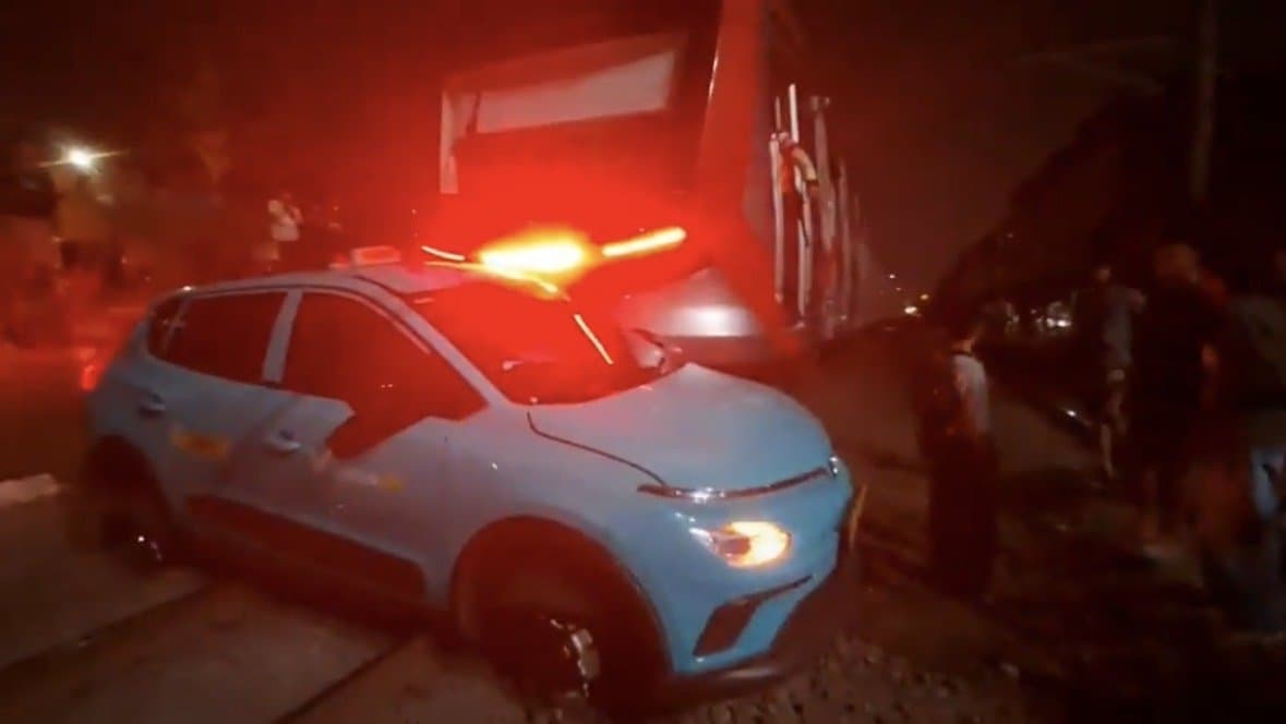 Penampakan Taksi Tertemper KRL Sebelum Tabrakan Kereta di Bekasi Timur Penampakan Taksi Tertemper KRL Sebelum Tabrakan Kereta di Bekasi Timur
