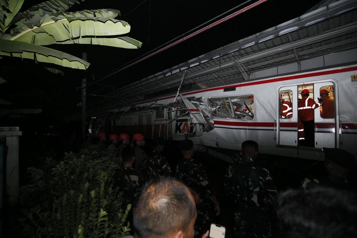 Korban Jiwa Kecelakaan Kereta Argo Bromo Tabrak KRL Bertambah Jadi 14 Orang, 84 Orang Luka-luka Korban Jiwa Kecelakaan Kereta Argo Bromo Tabrak KRL Bertambah Jadi 14 Orang, 84 Orang Luka-luka
