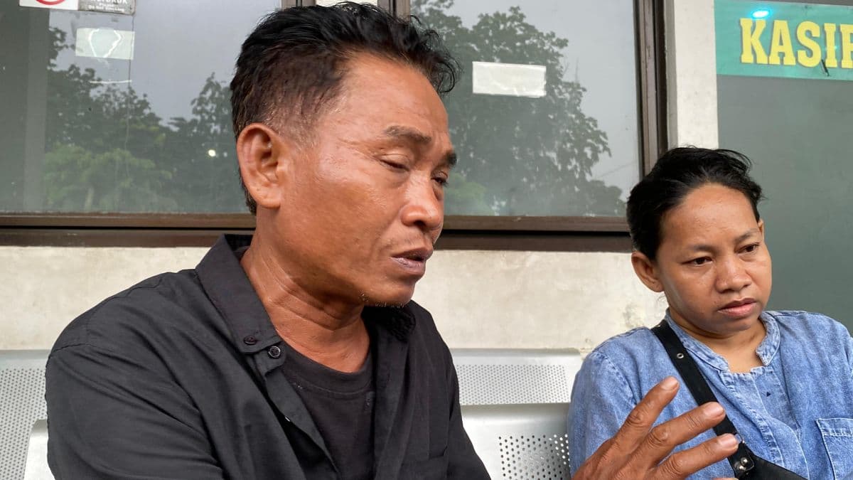 Kisah Haru di Balik Tabrakan Kereta Bekasi: Suami Seret Istri yang Pingsan Usai Terpental Kisah Haru di Balik Tabrakan Kereta Bekasi: Suami Seret Istri yang Pingsan Usai Terpental