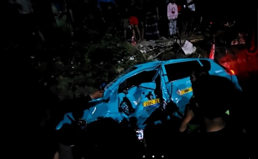 Penampakan Taksi Green SM Penyebab Tabrakan Kereta di Stasiun Bekasi Timur Penampakan Taksi Green SM Penyebab Tabrakan Kereta di Stasiun Bekasi Timur