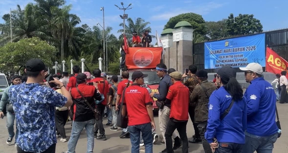 Demo di Depan Gedung DPR, Buruh Tuntut Kebijakan Ketenagakerjaan Diperbaiki Demo di Depan Gedung DPR, Buruh Tuntut Kebijakan Ketenagakerjaan Diperbaiki