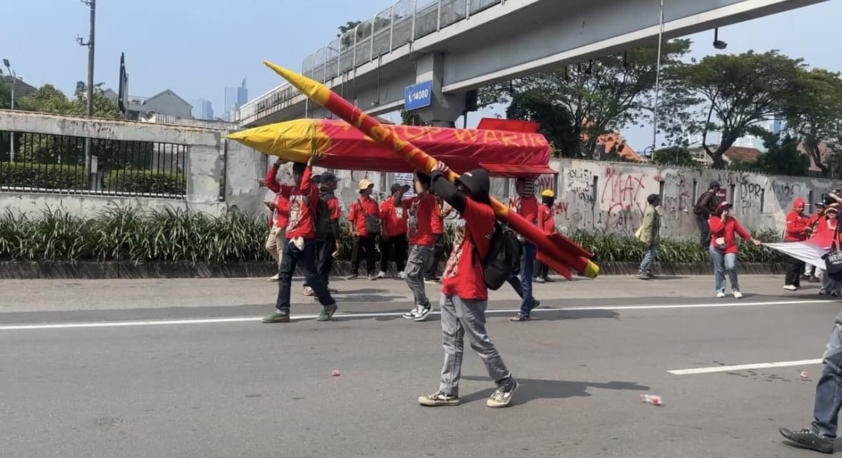 Bawa Replika Rudal, Massa Buruh Geruduk Gedung DPR Bawa Replika Rudal, Massa Buruh Geruduk Gedung DPR