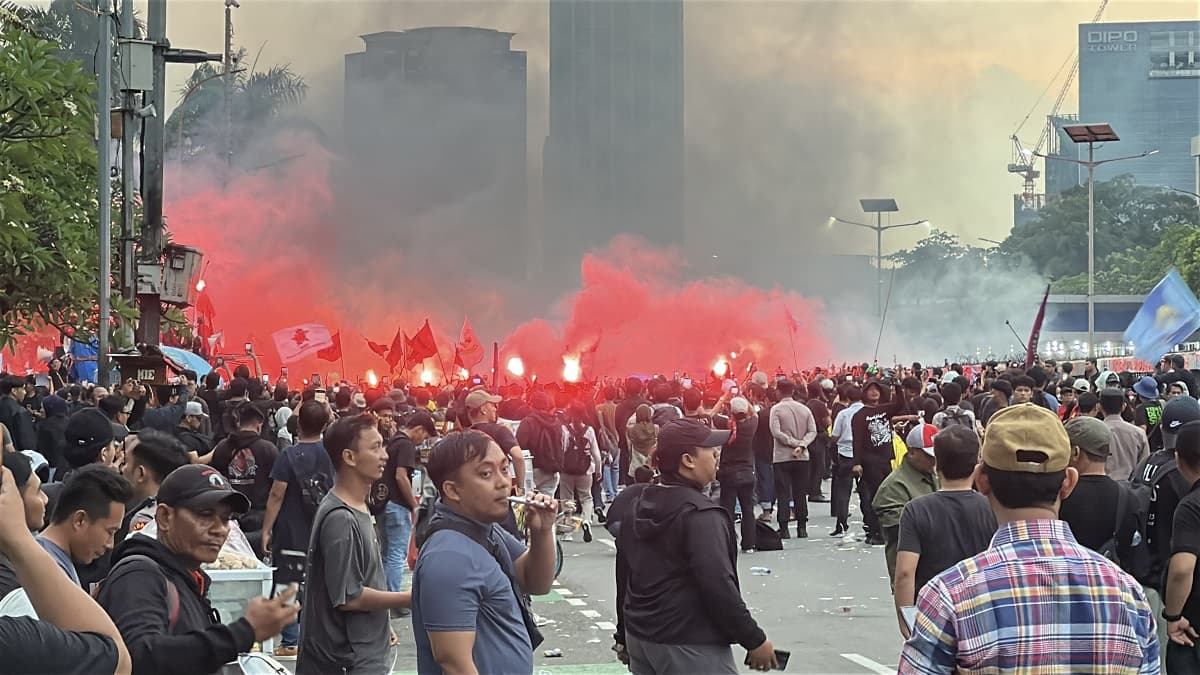 Demo di DPR, Massa Buruh dan Mahasiswa Bakar Ban dan Nyalakan Flare Demo di DPR, Massa Buruh dan Mahasiswa Bakar Ban dan Nyalakan Flare
