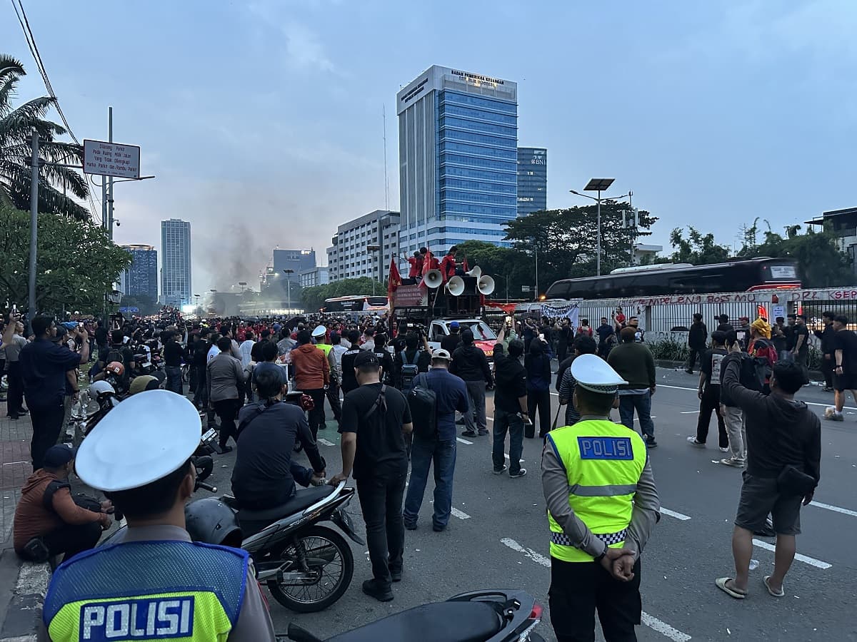 Usai Demo, Massa Buruh-Mahasiswa Bubarkan Diri dari Gedung DPR RI Usai Demo, Massa Buruh-Mahasiswa Bubarkan Diri dari Gedung DPR RI