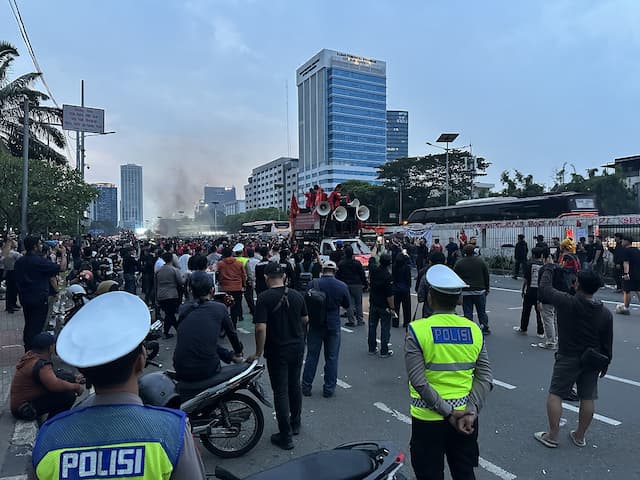 Usai Demo, Massa Buruh-Mahasiswa Bubarkan Diri dari Gedung DPR RI Usai Demo, Massa Buruh-Mahasiswa Bubarkan Diri dari Gedung DPR RI