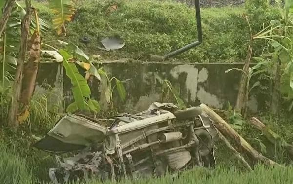 KA Argo Bromo Tabrak Toyota Avanza Pengantar Jamaah Calon Haji di Grobogan, 4 Tewas KA Argo Bromo Tabrak Toyota Avanza Pengantar Jamaah Calon Haji di Grobogan, 4 Tewas