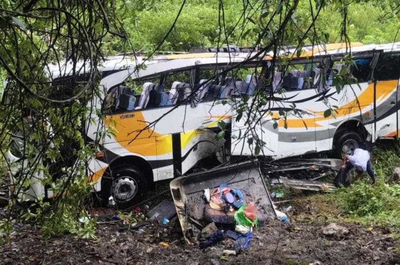 Bus Pariwisata Terjun ke Jurang di Toba, 50 Terluka Bus Pariwisata Terjun ke Jurang di Toba, 50 Terluka