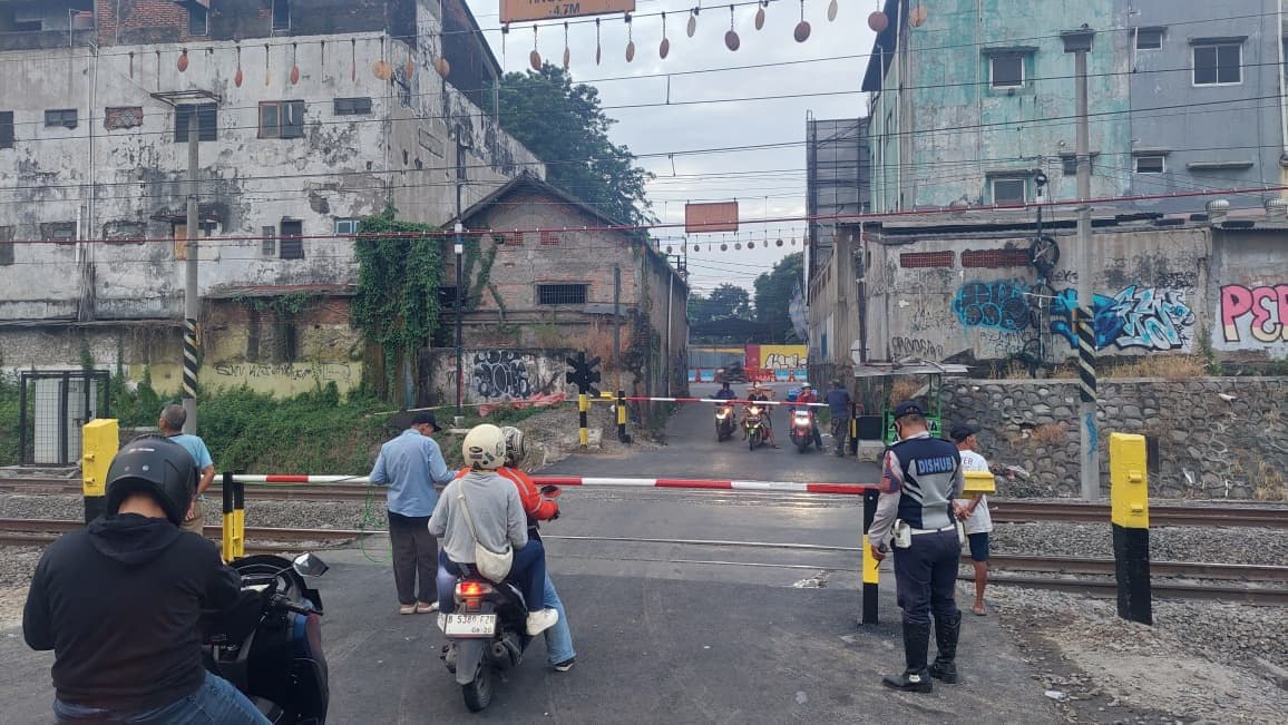KAI Pasang Palang Sementara di Perlintasan Bekasi Timur KAI Pasang Palang Sementara di Perlintasan Bekasi Timur