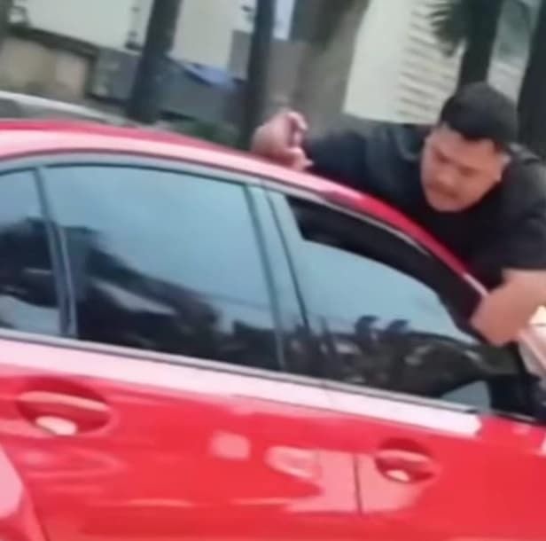 Viral Pria Gelantungan di Mobil yang Melintas di Jakbar, Polisi Turun Tangan Viral Pria Gelantungan di Mobil yang Melintas di Jakbar, Polisi Turun Tangan