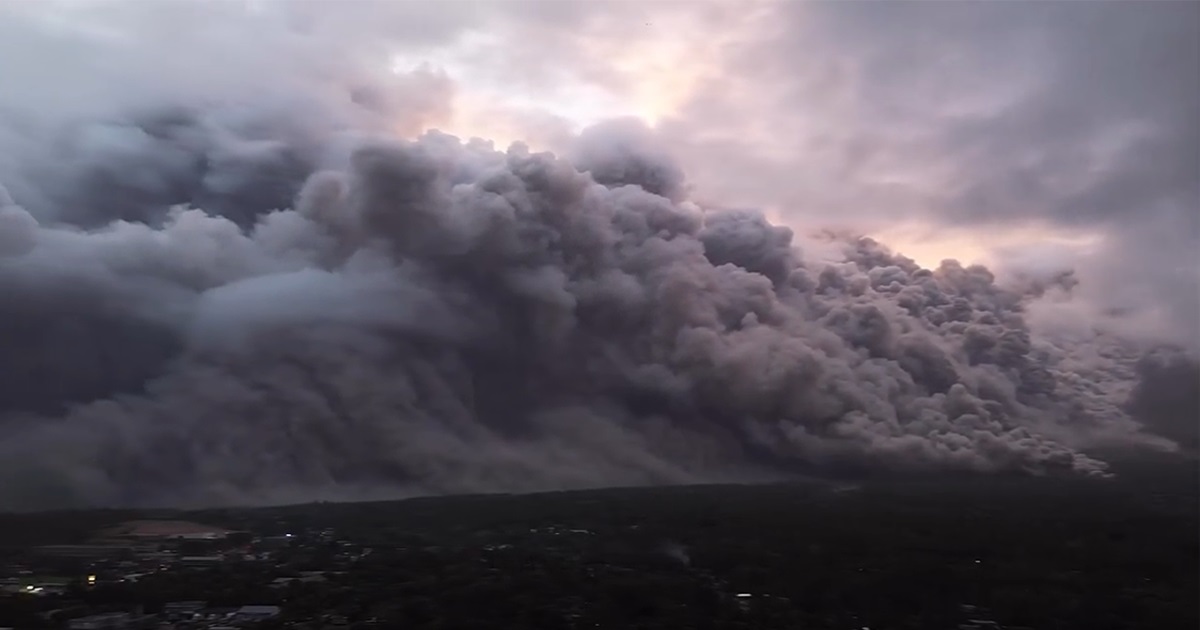 Ribuan Orang Dievakuasi Setelah Gunung Mayon di Filipina Erupsi Ribuan Orang Dievakuasi Setelah Gunung Mayon di Filipina Erupsi