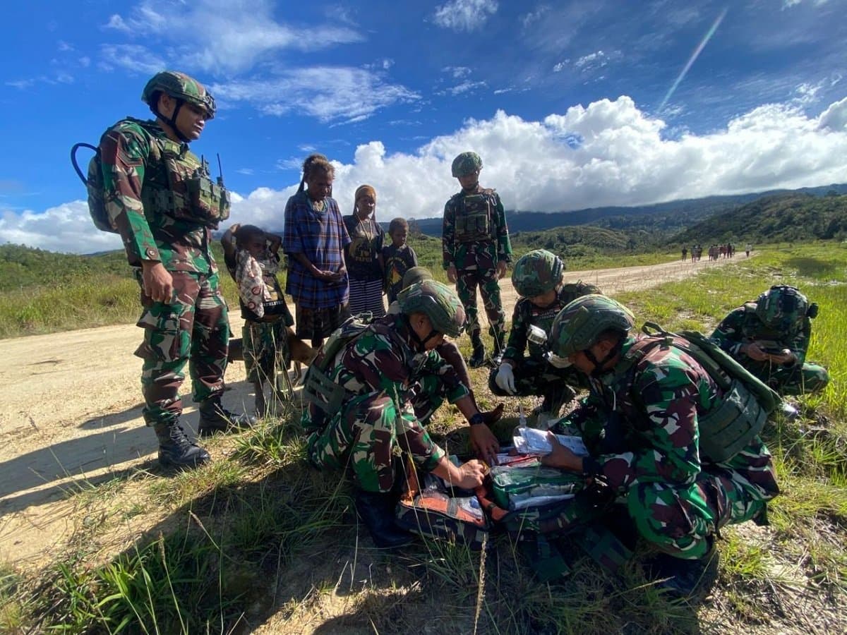Prajurit TNI Serentak Sambangi Wilayah Pedalaman Papua untuk Beri Pelayanan Medis Prajurit TNI Serentak Sambangi Wilayah Pedalaman Papua untuk Beri Pelayanan Medis