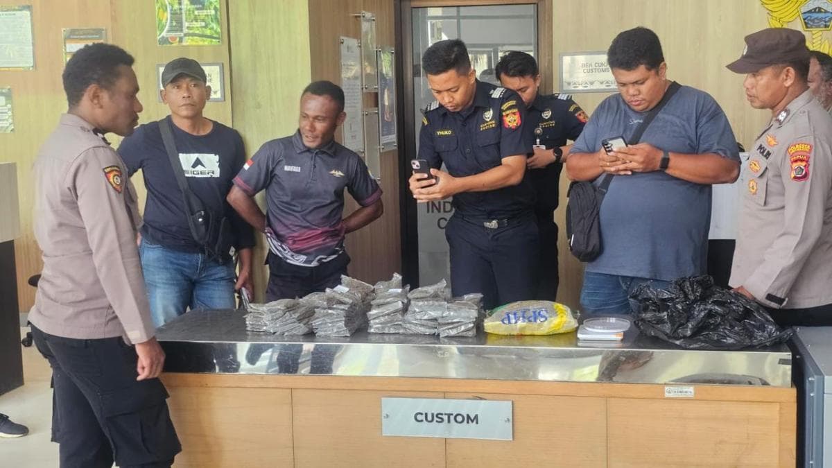 Panik saat Diperiksa, Pengendara Ini Tinggalkan 2 Kg Ganja di Perbatasan Skouw Panik saat Diperiksa, Pengendara Ini Tinggalkan 2 Kg Ganja di Perbatasan Skouw