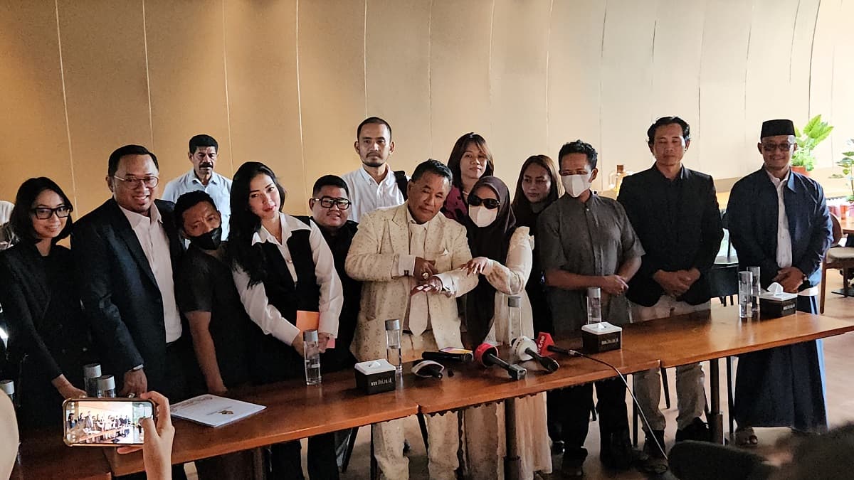 Temui Hotman Paris, Korban Pencabulan di Ponpes Pati Minta Pelaku Dihukum Berat Temui Hotman Paris, Korban Pencabulan di Ponpes Pati Minta Pelaku Dihukum Berat